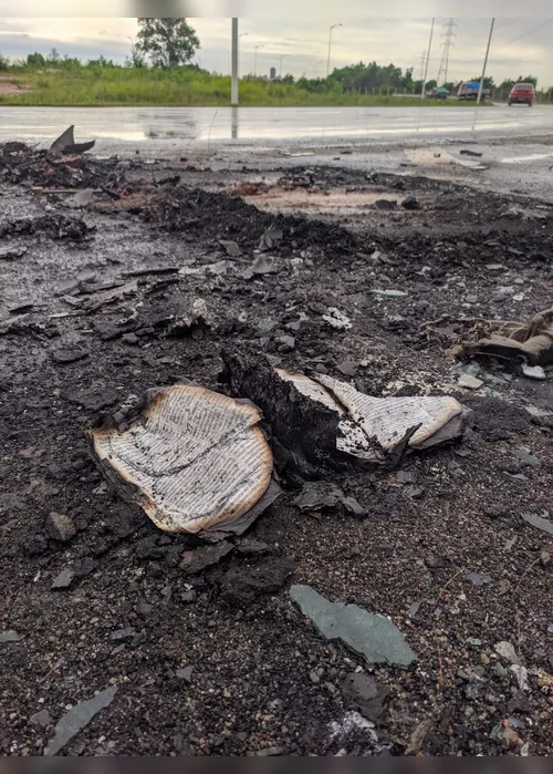 Imagem ilustrativa da imagem Carro pega fogo após ser atingido por tiros na Leste Oeste