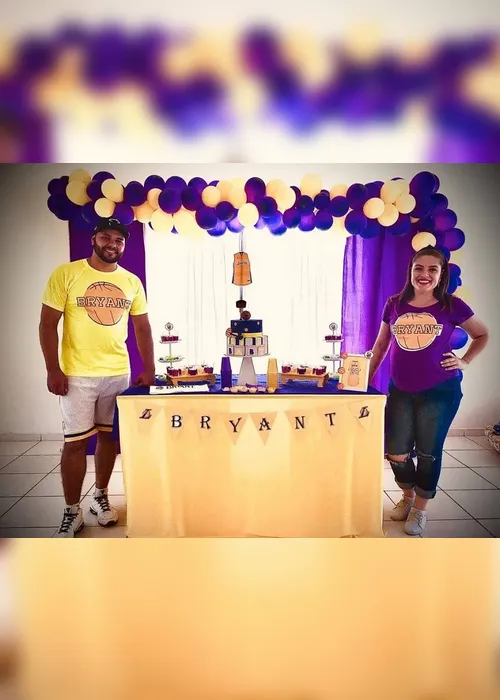 Imagem ilustrativa da imagem Casal descobre morte de Kobe Bryant durante chá de bebê em homenagem ao astro