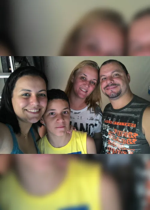 Imagem ilustrativa da imagem Filha é presa sob suspeita de matar pai, mãe e irmão caçula