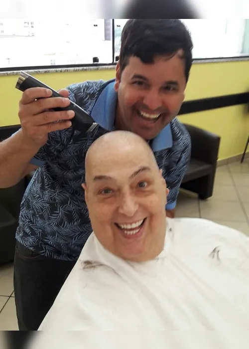 Imagem ilustrativa da imagem Mamma Bruschetta posta foto raspando a cabeça em rede social
