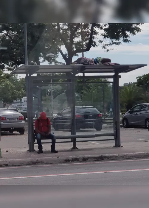 Imagem ilustrativa da imagem Marquise usada como cama por morador de rua em Vitória