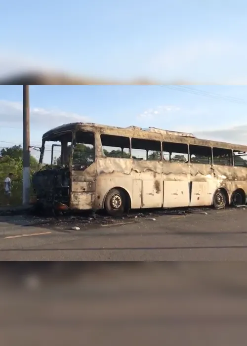 Imagem ilustrativa da imagem Ônibus de turismo pega fogo em pedágio da Rodosol em Guarapari