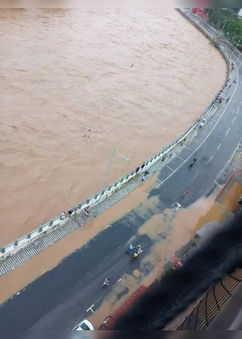 Imagem ilustrativa da imagem Rio em Cachoeiro de Itapemirim sobe e prefeitura alerta moradores