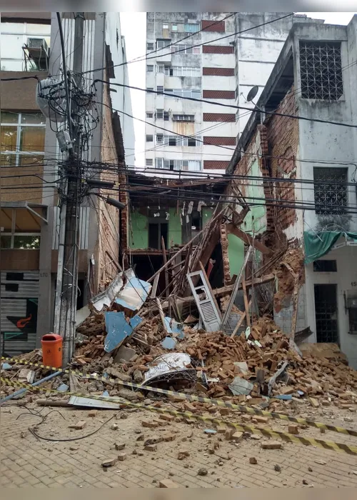 Imagem ilustrativa da imagem VÍDEO| Imóvel de dois andares desaba no centro de Vitória