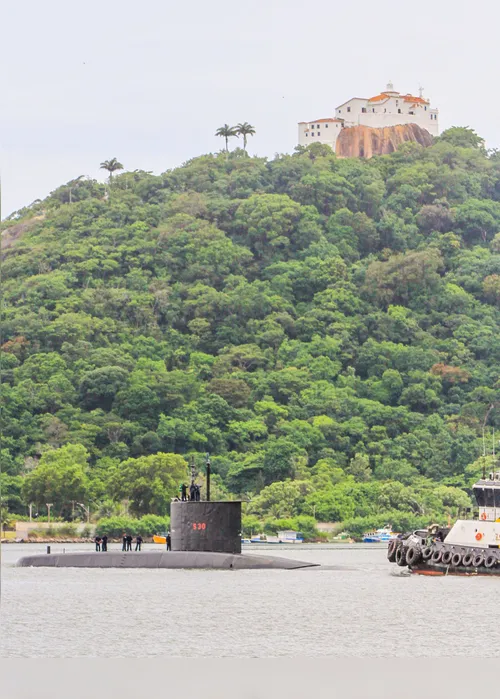 Imagem ilustrativa da imagem Submarino rouba a cena no Centro de Vitória
