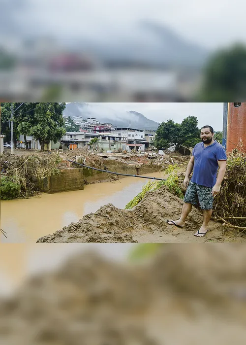 Imagem ilustrativa da imagem Iconha: Vendedor atravessa ponte com água na cintura para socorrer a família