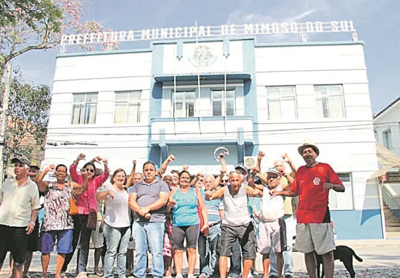 Aposentados fizeram protesto após atrasos no pagamento de aposentadorias no município de Mimoso do Sul