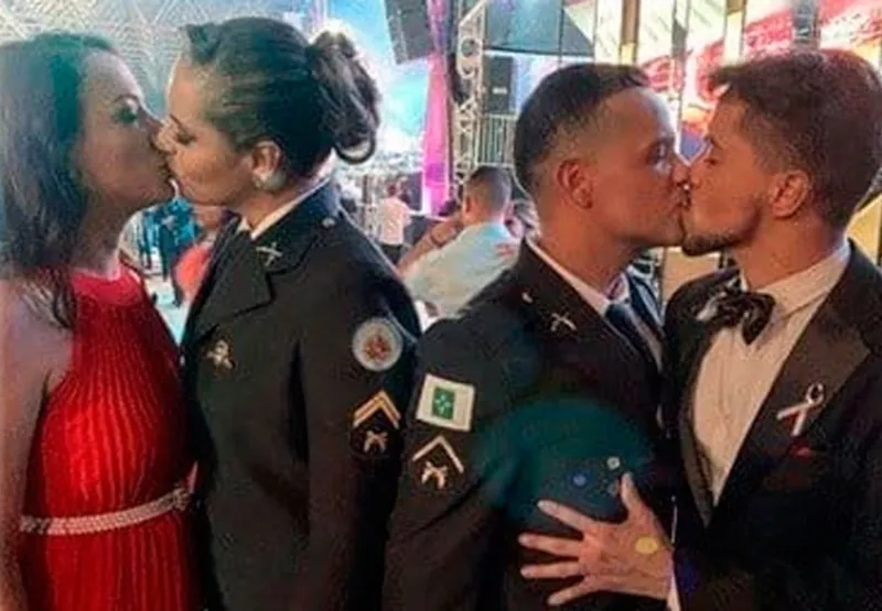 Policiais beijaram os seus parceiros após a formatura