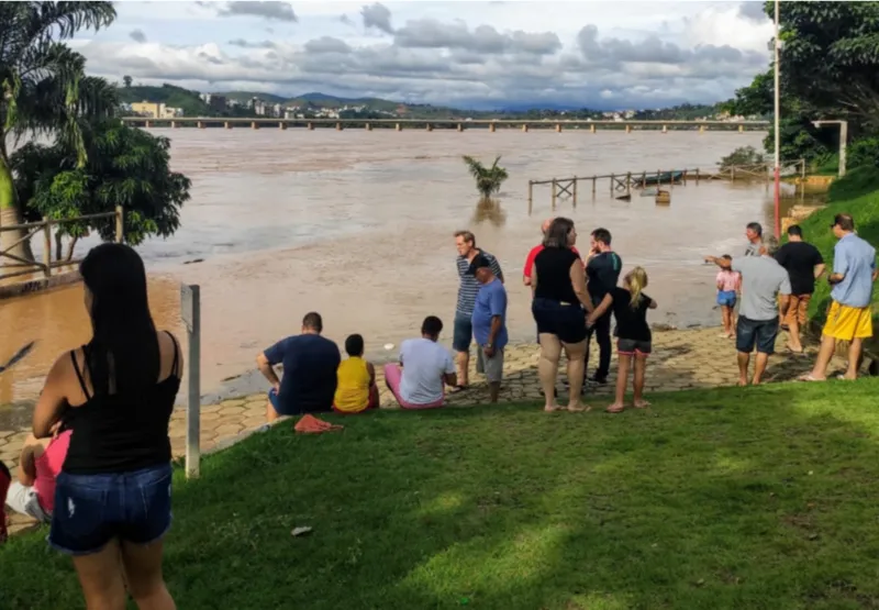 Moradores observam área inundada pelo Rio Doce, em Colatina