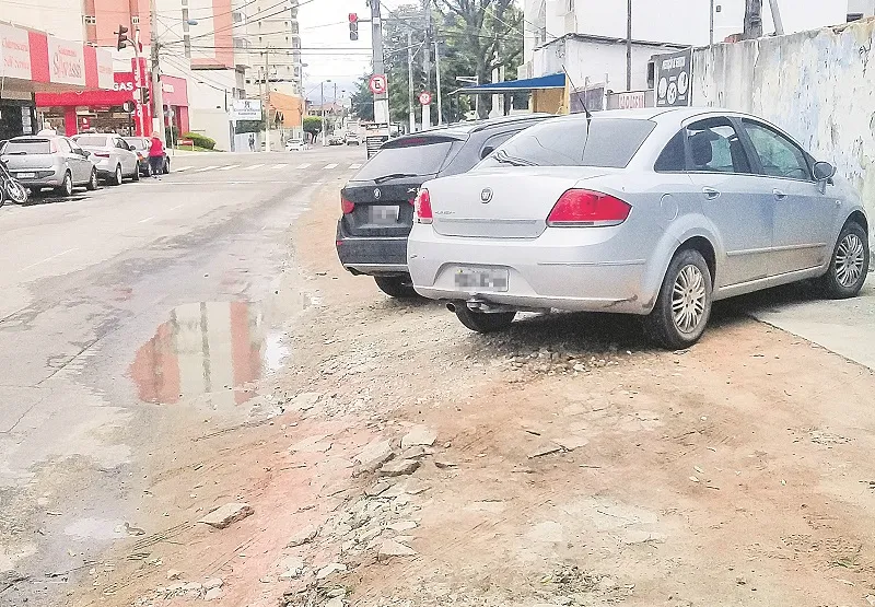Veículos estacionam todos os dias em calçada de Itaparica, em Vila Velha