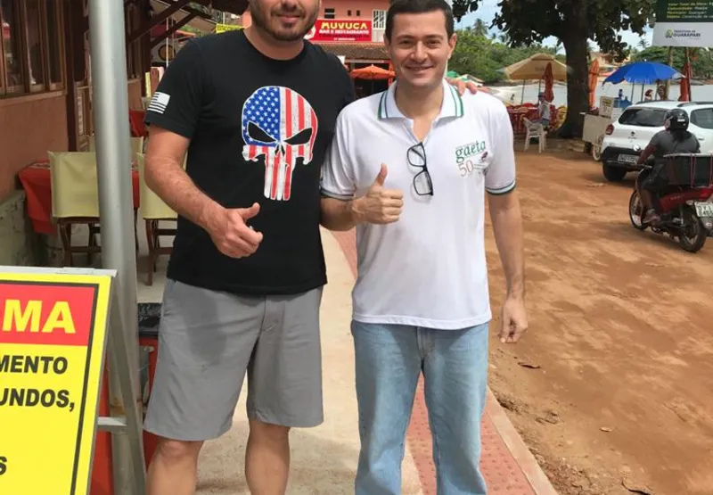 Carlos Bolsonaro tirou uma foto com Léo em sua passagem por Guarapari