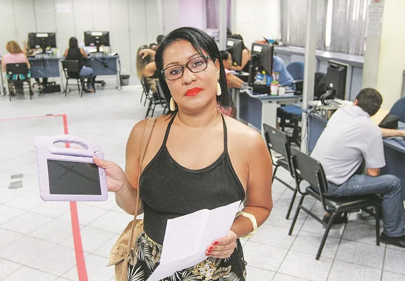 Evelin Gomes de Sales procurou o Procon Estadual após o tablet que presenteou a filha apresentar defeitos