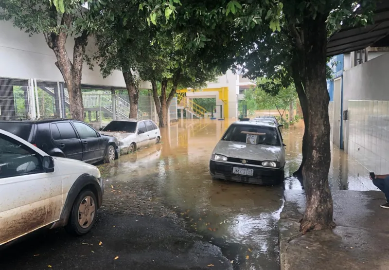 Água já invadiu ruas do bairro Esplanada, em Colatina