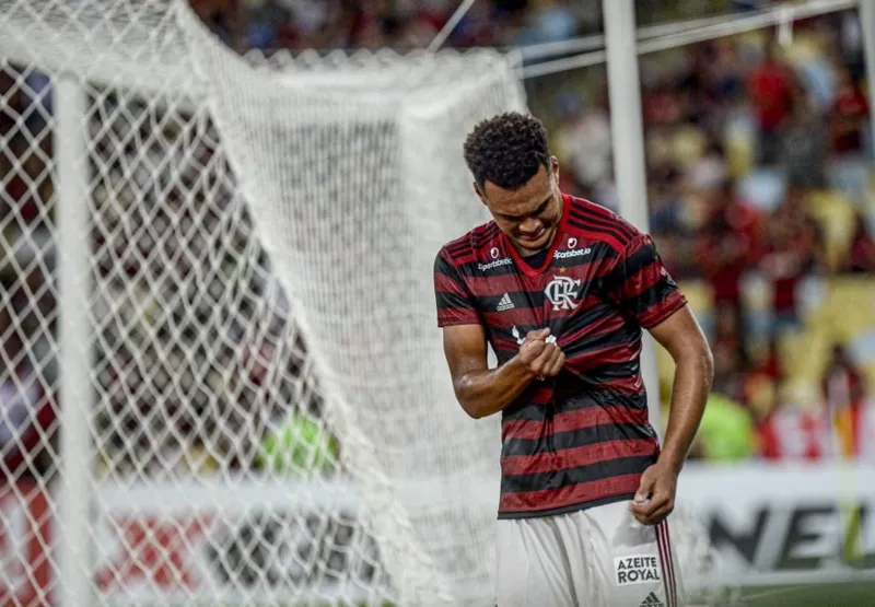 Jovens garotos da equipe sub-20 entraram no Maracanã para representar o Flamengo na Taça Guanabara