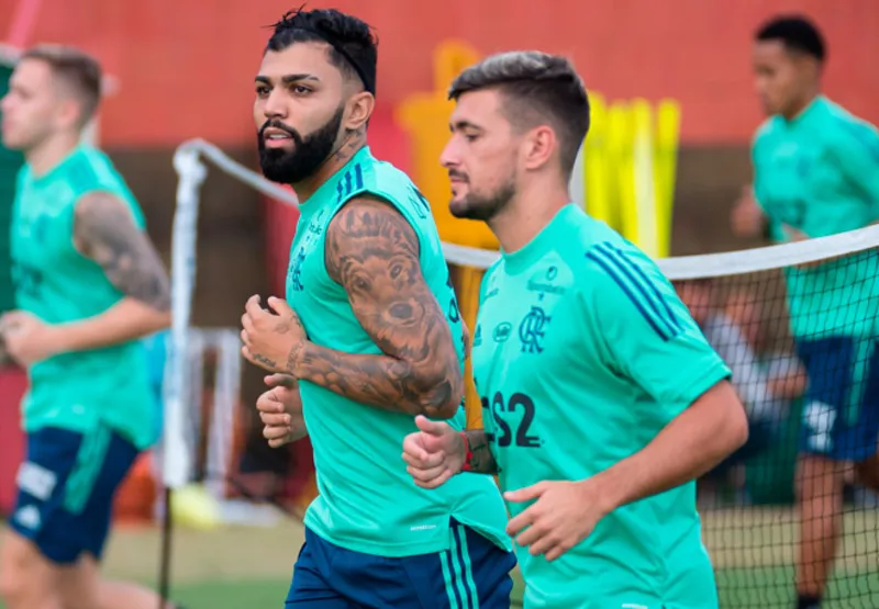 Gabriel e Arrascaeta treinam no CT do Flamengo