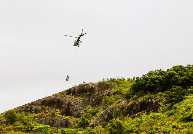 Resgate foi feito por helicóptero da Polícia Militar