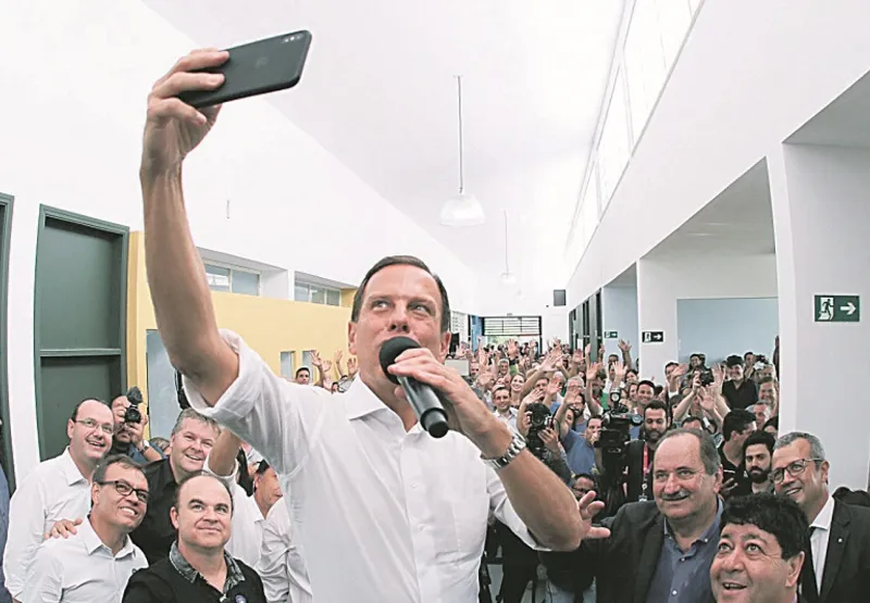 O governador João Doria (PSDB) fez selfie com professores durante inauguração de creche em Cerquilho, cidade da região metropolitana de Sorocaba.