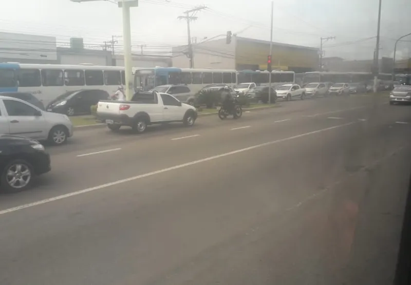 Trânsito ficou lento na avenida Lindenberg, em Vila Velha, por conta da paralisação