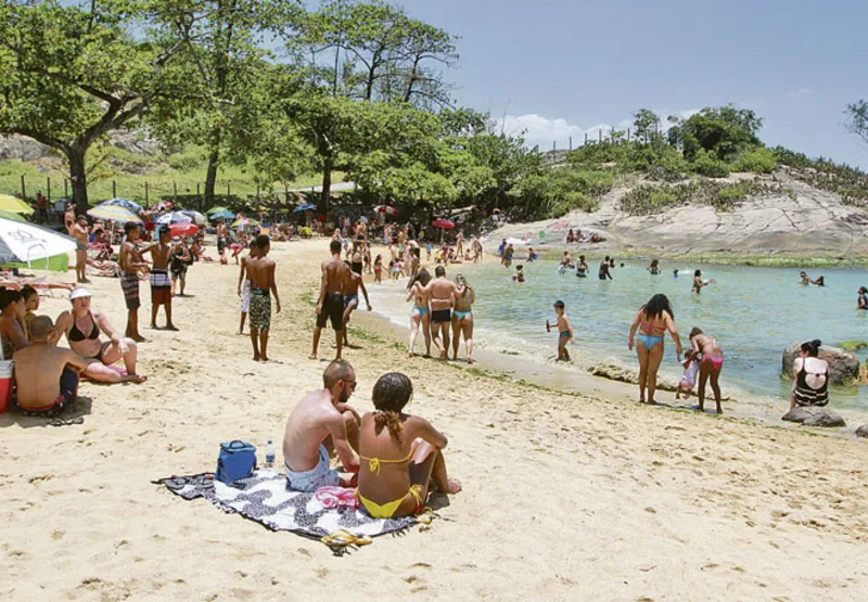 Praia Secreta, em Vila Velha, atrai turistas de todo o País