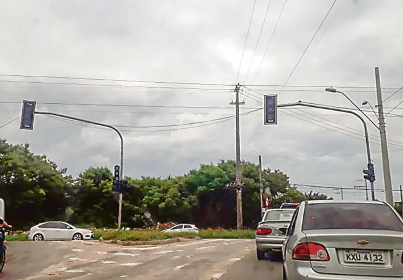 Semáforos no cruzamento das rodovias Leste-Oeste e Darly Santos, em Vila Velha, ficaram desligados