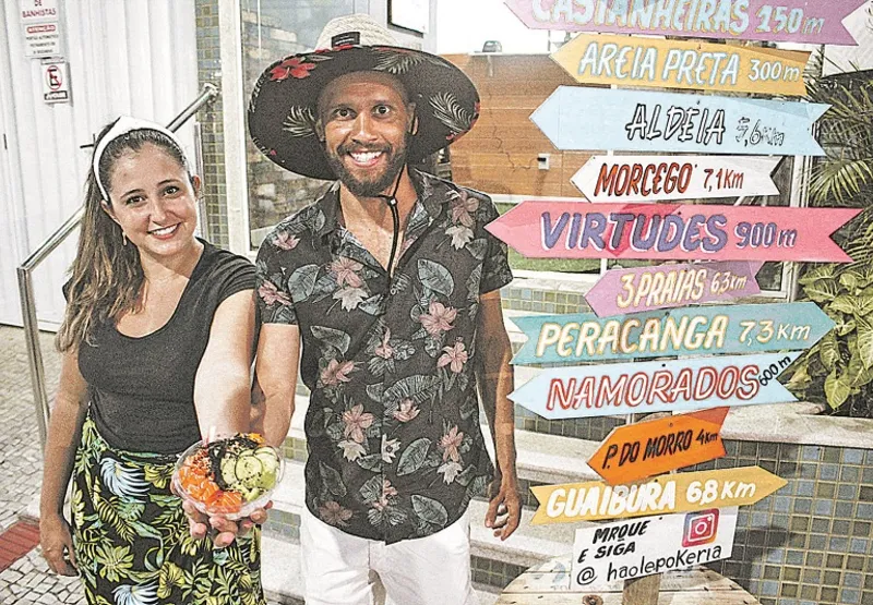 Júlia e Tiago Ferri abriram restaurante de comida havaiana e servem poke