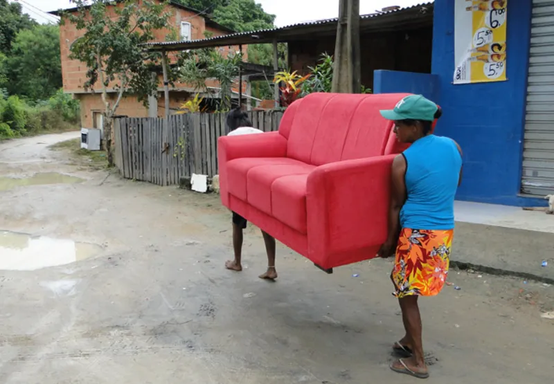 Moradores retiram móveis do bairro Olaria, que já tem casas alagadas