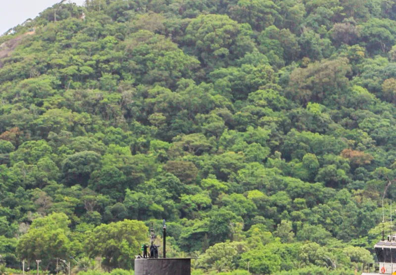 Flagra de submarino passando na baía de Vitória