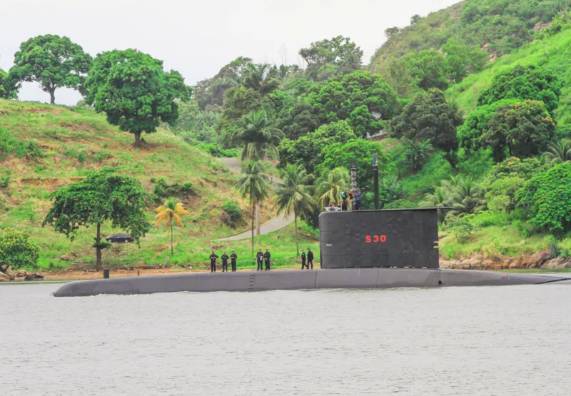 Flagra de submarino passando na baía de Vitória