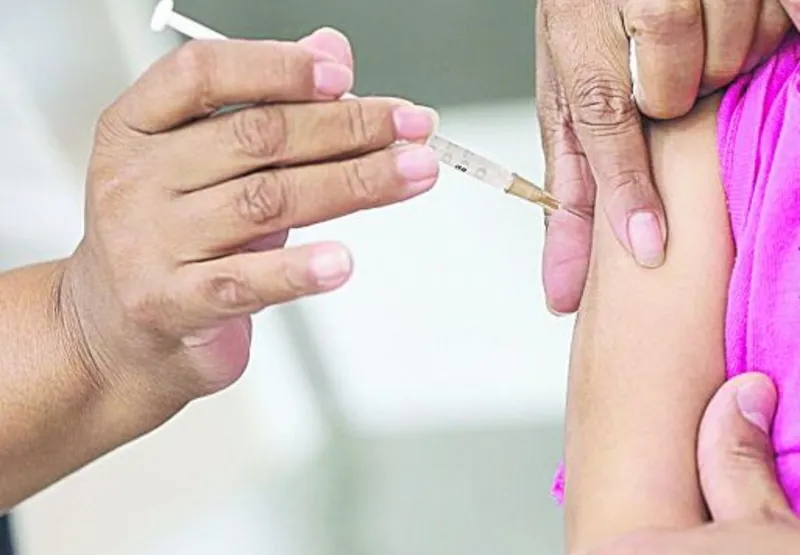 Criança recebendo vacina