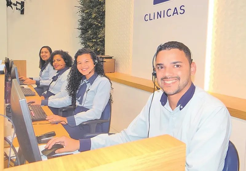 Os atendentes Raiany Ferreira, Elisângela Tavares, Eula Paula Caetano e Maycon Josep atuam em uma clínica da rede