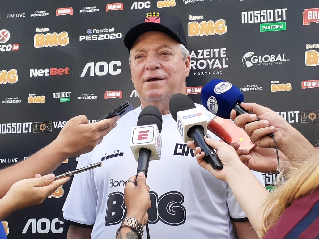 Abel Braga conversou com a imprensa após o treino desta quinta-feira (Foto: Carlos Gregório Jr/Vasco)