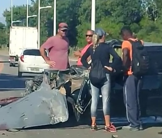 Motorista ficou ferido após colisão com caminhão em Cidade Continental, na Serra. (Foto: Reprodução vídeo internauta)