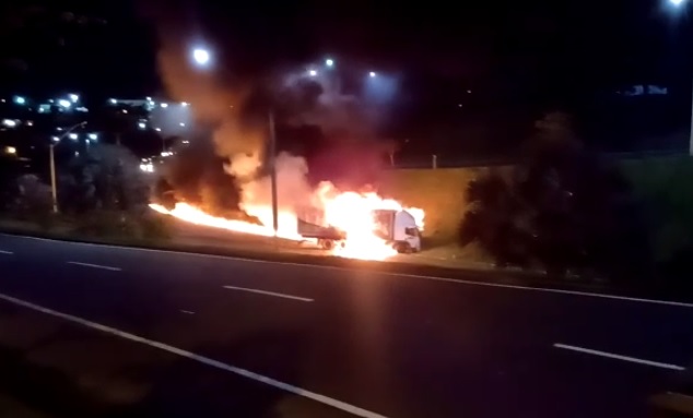 Caminhão pegou fogo após se chocar contra o outro veículo em São Mateus. (Foto: Reprodução vídeo internauta)