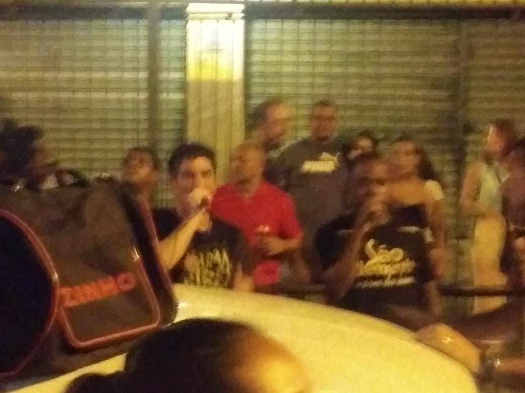 Adnet puxando samba no ensaio técnico da São Clemente (Foto: Flora Viguini)