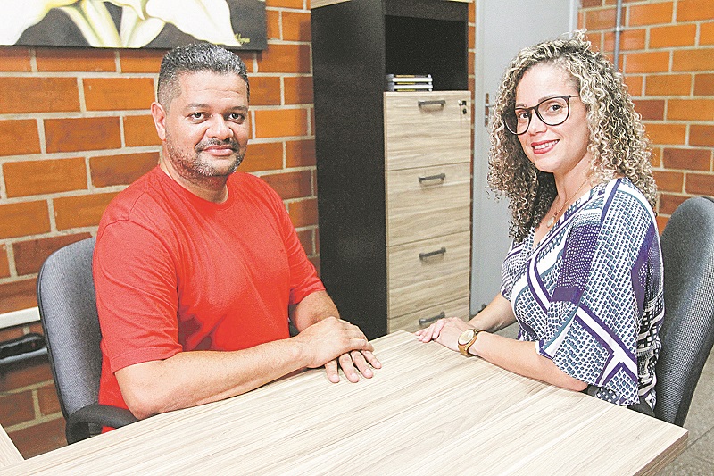 Josele Monteiro e Jackeline Messner dizem que a ação da Justiça Comunitária acelera processos de acordo (Foto: Beto Morais/AT)