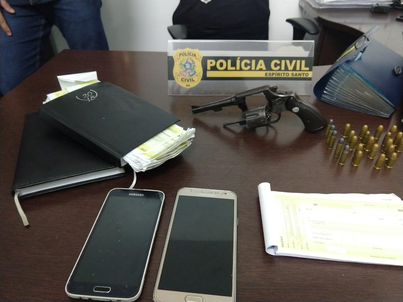 Cheques, celulares e outros objetos foram apreendidos (Foto: Divulgação/ PCES)