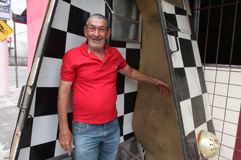 Seu Ailton ao lado do caixão blindado, que custou cerca de R$ 20 mil (Foto: Antonio Moreira/AT)