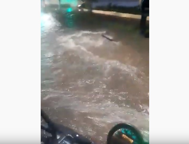 Motociclista filmou alagamento em frente à Casa do Cidadão, em Vitória. (Foto: Reprodução vídeo internauta)
