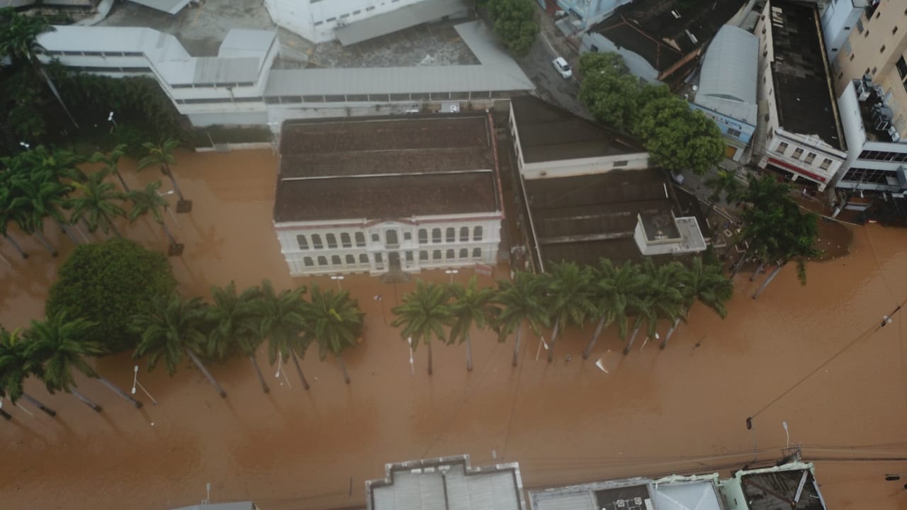 Ruas do centro de Cachoeiro alagadas neste domingo (26) (Foto: Renilson Chagas)