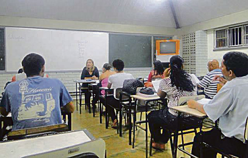 Alunos do EJA: oportunidade para quem não conseguiu concluir o estudo na idade adequada (Foto: Arquivo / AT)