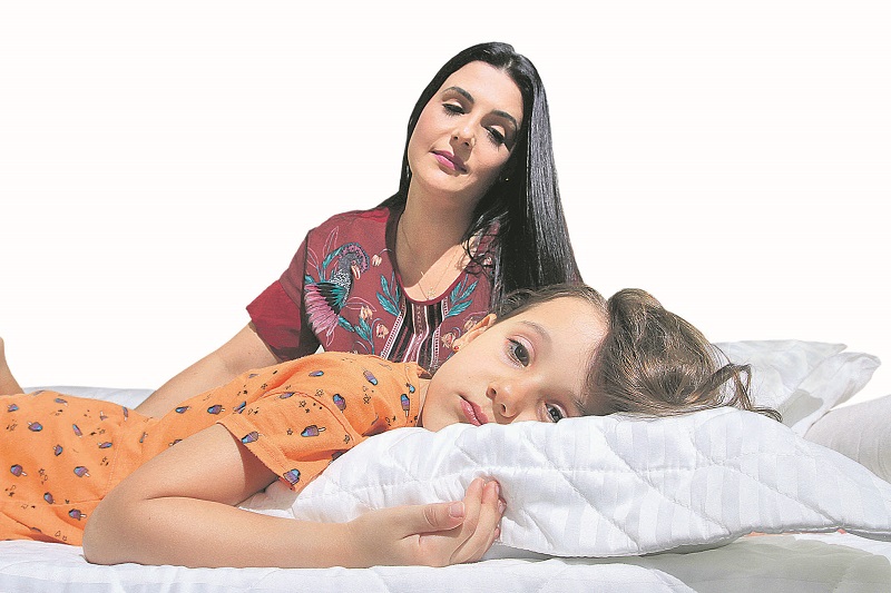 Ana Carolina com a filha Bianca, de 4 anos, que tem dificuldade para dormir. (Foto: Dayana Souza/AT)