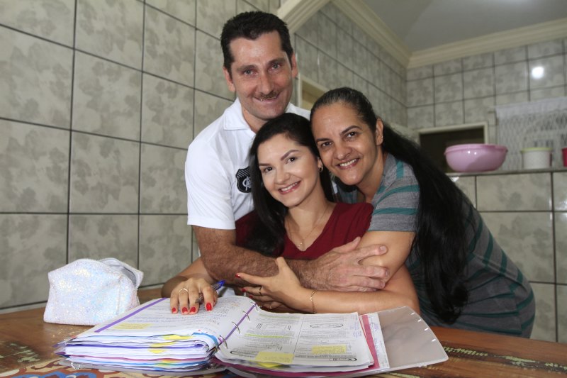 Ana Paula Merscher com os pais Julimar e Andréa. (Foto: Dayana Souza/AT)