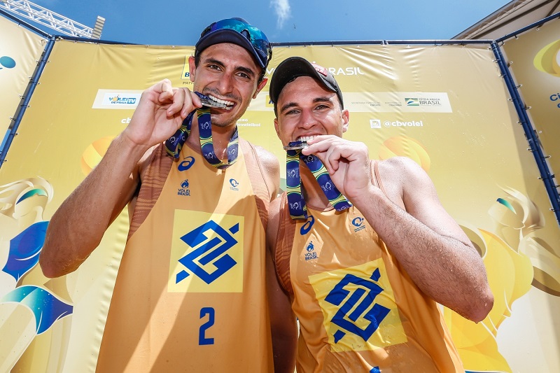 André Stein e George comemoram o ouro em João Pessoa (Foto: Wander Roberto/Inovafoto/CBV)