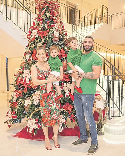 Andressa Suita, Gusttavo e os filhos: dedicação (Foto: Divulgação/Facebook)