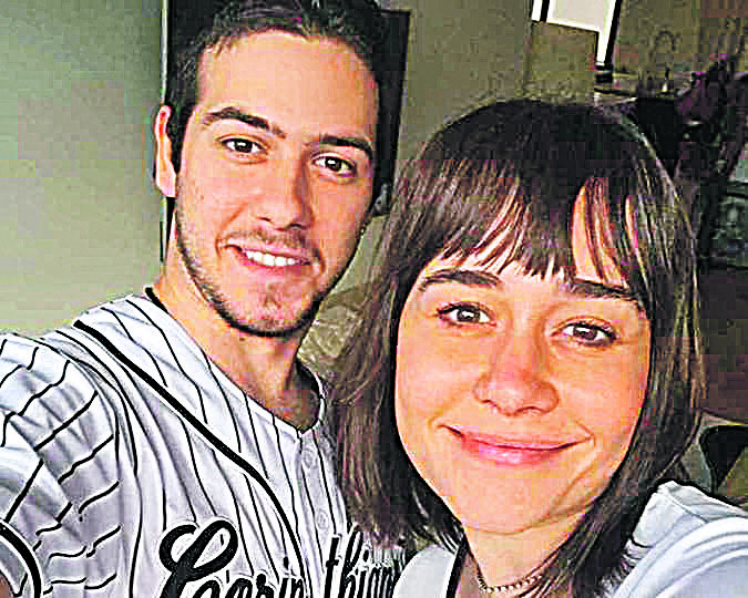 Antônio se diverte com Alessandra Negrini (Foto: Reprodução / Instagram)