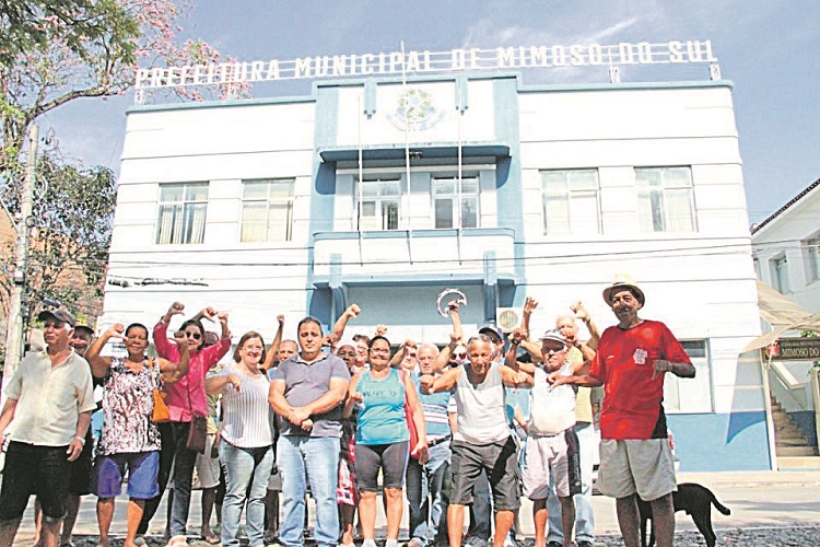 Aposentados fizeram protesto após atrasos no pagamento de aposentadorias no município de Mimoso do Sul (Foto: Beto Barbosa/AT - 12/09/2019)