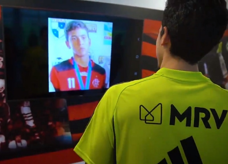 Em vídeo, jogador percorre as dependências do Flamengo e relembra primeira passagem pelo clube. (Foto: Reprodução Twitter)
