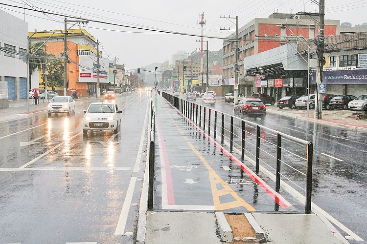 A Avenida Leitão da Silva, em Vitória, é um dos locais por onde o trem urbano poderá circular (Foto: Leone Iglesias/AT)