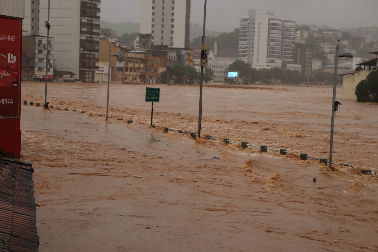 Rio transbordou e alagou a avenida Beira Rio (Foto: Alessandro de Paula)