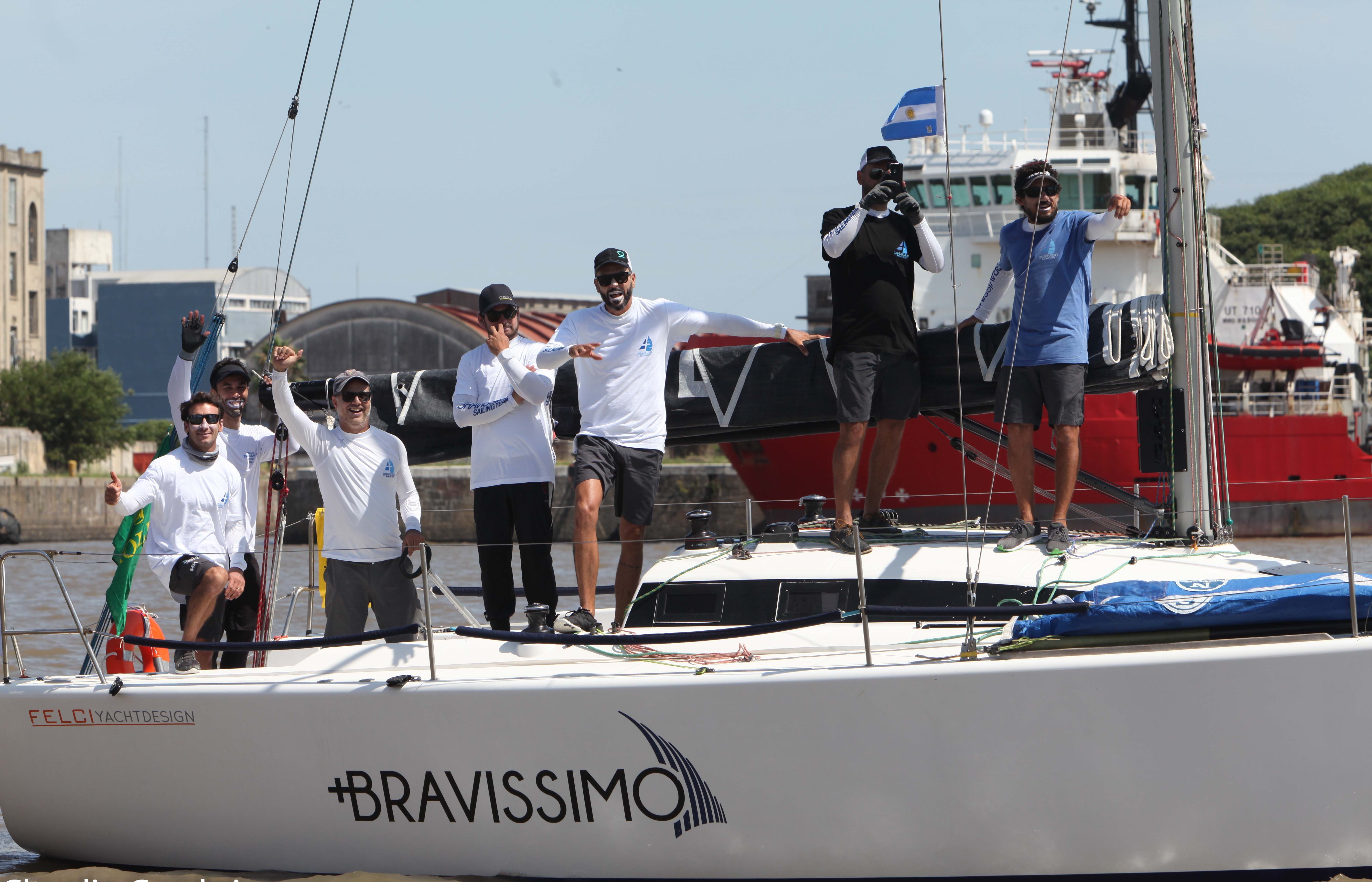 Barco capixaba +Bravíssimo venceu regata internacional no Uruguai (Foto: Claudio Cambria / Divulgação RCAS)